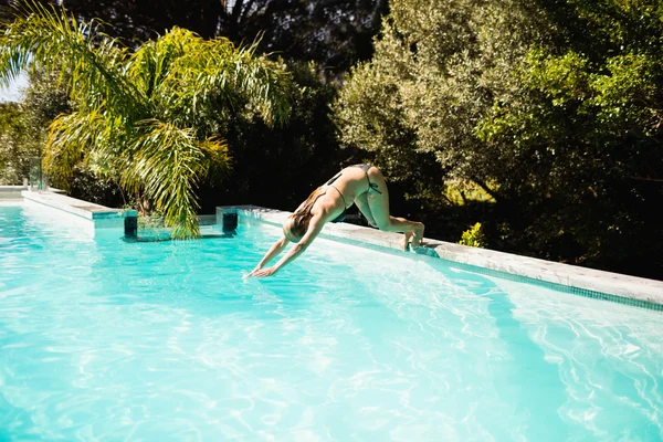 Encaixe mergulho loiro na piscina — Fotografia de Stock