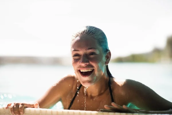 Belle blonde dans la piscine souriante — Photo