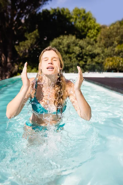 Linda loira na piscina — Fotografia de Stock