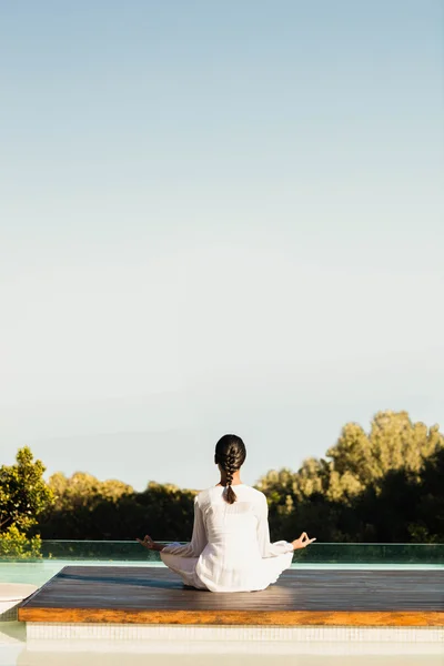 Brune calme faisant du yoga — Photo