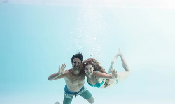 Lachende paar onder water — Stockfoto