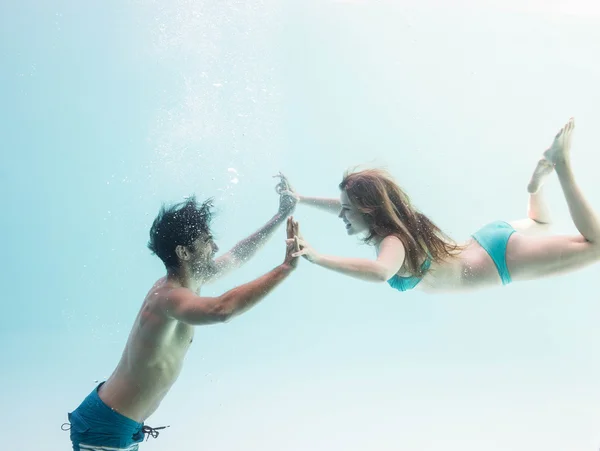 Casal sorridente debaixo de água — Fotografia de Stock