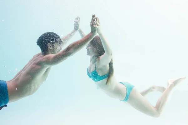 Casal sorridente debaixo de água — Fotografia de Stock