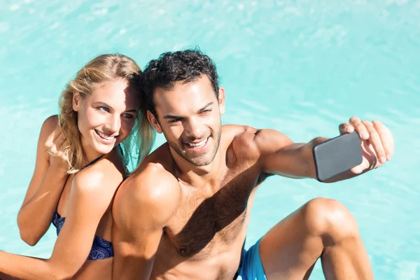 Bonito casal tomando selfie — Fotografia de Stock