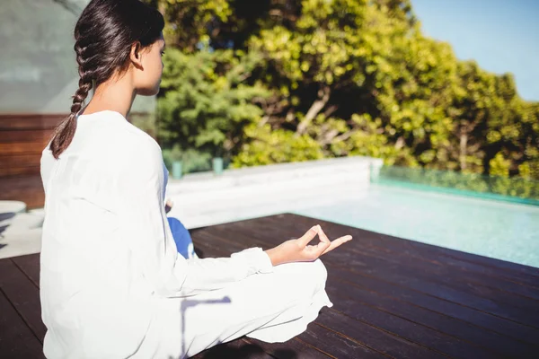 Lugna brunett gör yoga — Stockfoto