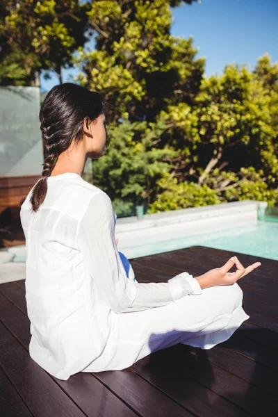 Spokojna brunetka robi joga — Zdjęcie stockowe