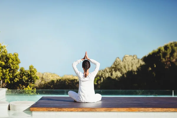 Ruhige Brünette beim Yoga — Stockfoto