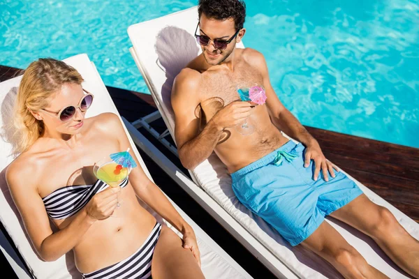 Casal relaxante em cadeiras de praia — Fotografia de Stock