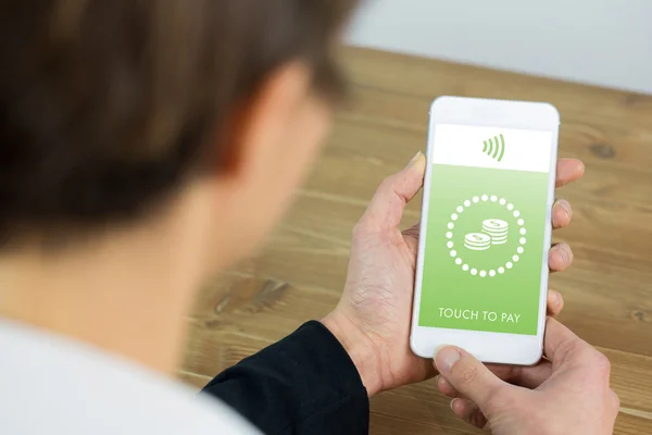 Zakenvrouw via telefoon op Bureau — Stockfoto