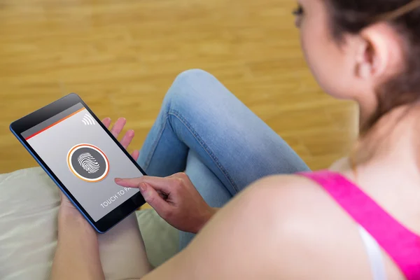 Mujer usando tableta en casa — Foto de Stock