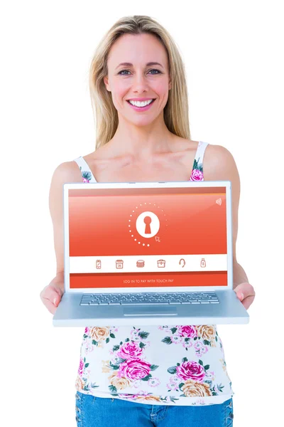 Uśmiechający się blondynka prezentuje laptopa — Zdjęcie stockowe