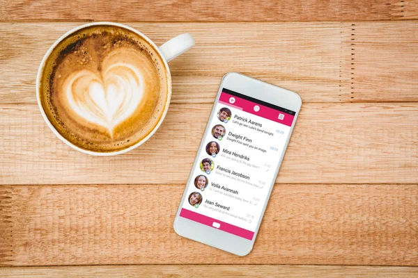 Smartphone en hart bestaat uit koffie — Stockfoto
