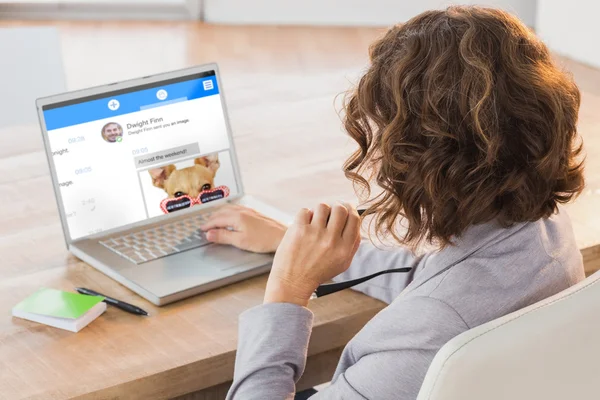 Zakenvrouw met behulp van laptop aan balie — Stockfoto