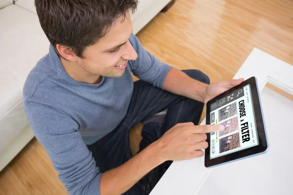 Man met digitale tablet in woonkamer — Stockfoto