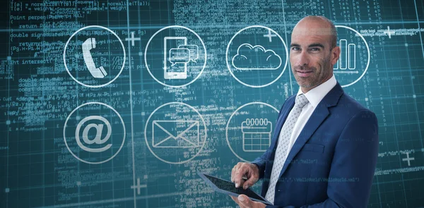 Hombre de negocios usando tableta y sonriendo —  Fotos de Stock