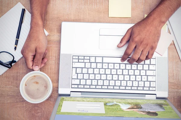 Zakenman typen op laptop — Stockfoto