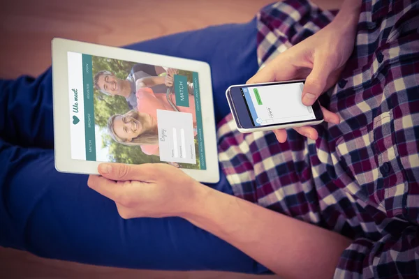 Man använder smartphone hålla tablet — Stockfoto