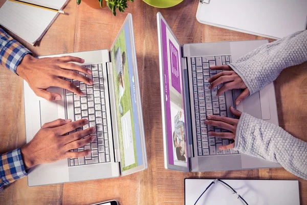 Tapez les mains sur le clavier de l'ordinateur portable — Photo