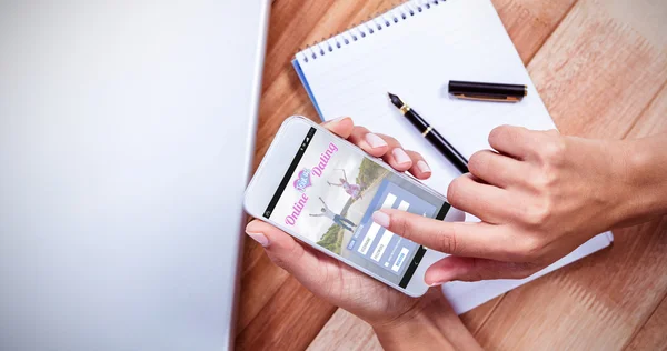 Feminina händer med smartphone — Stockfoto