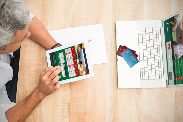 Hombre de negocios usando tableta de pantalla en blanco — Foto de Stock