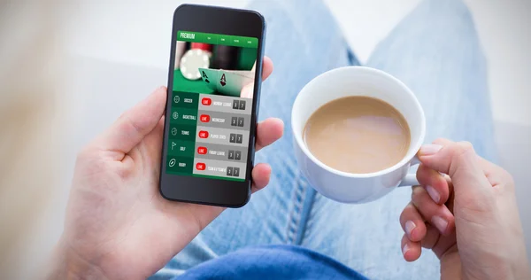 Vrouw met haar mobiele telefoon — Stockfoto