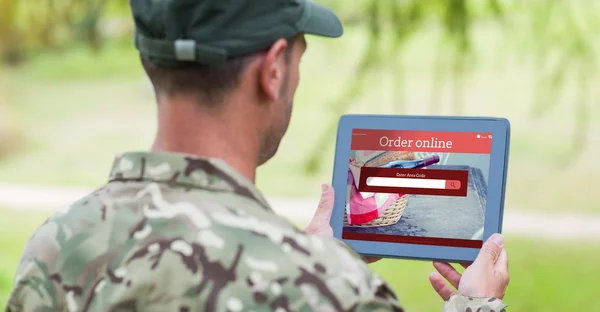 Homem do exército usando tablet — Fotografia de Stock