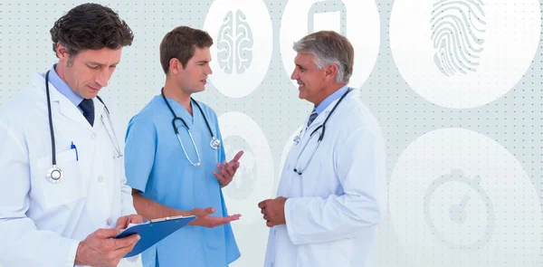 Equipe de médicos sérios discutindo — Fotografia de Stock