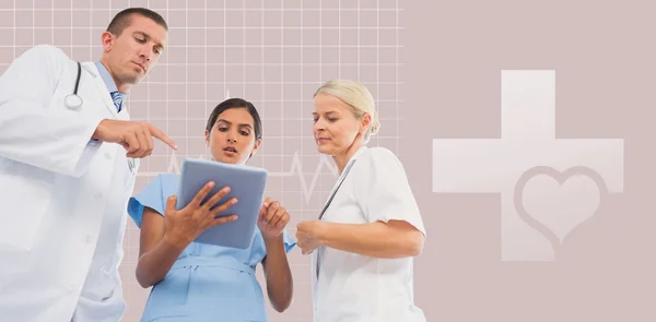 Doctors looking together at tablet — Stock Photo, Image