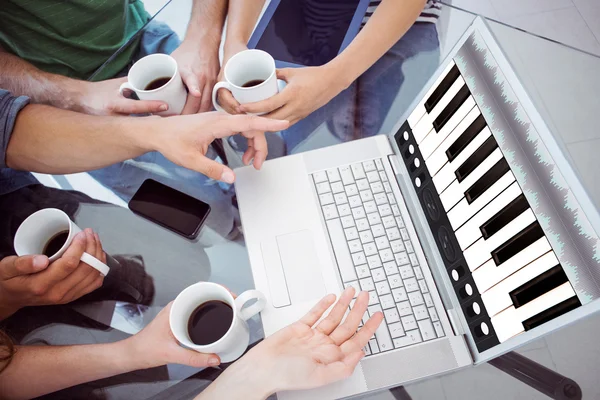 Estudiantes sosteniendo una taza de café — Foto de Stock