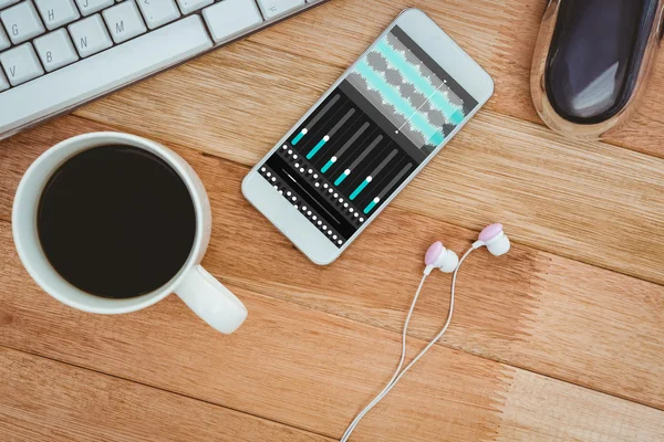 Smartphone con tazza di caffè — Foto Stock