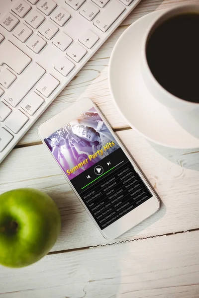 Muziek app tegen smartphone op Bureau — Stockfoto
