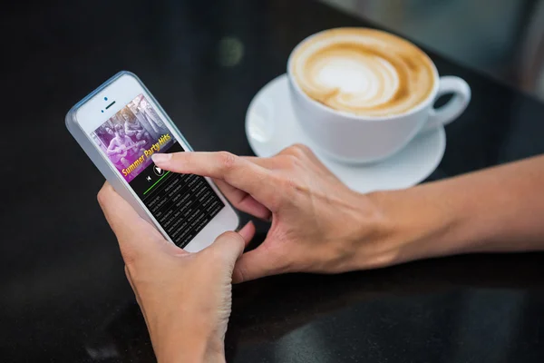 Žena s kávou a pomocí telefonu — Stock fotografie