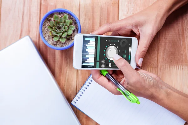 Vrouwelijke handen met smartphone — Stockfoto