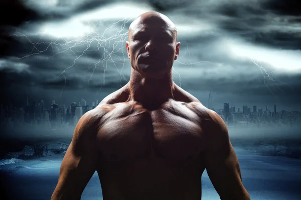 Bodybuilder against stormy sky — Stock Photo, Image