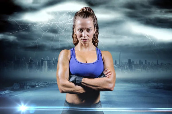 Mujer en forma con los brazos cruzados — Foto de Stock