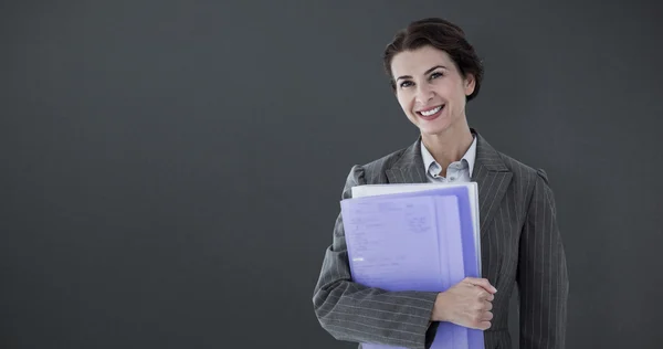 Geschäftsfrau hält Ordner hoch — Stockfoto