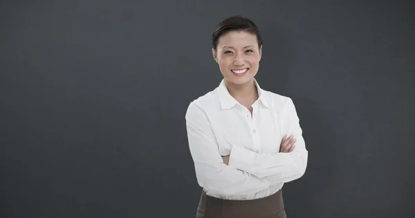 Femme d'affaires avec bras croisés — Photo