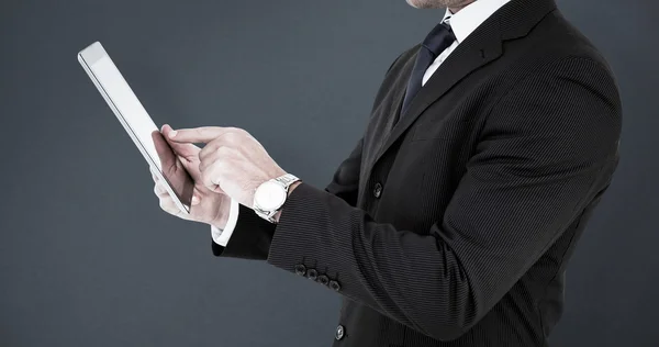 Επιχειρηματία στο κοστούμι χρησιμοποιώντας ψηφιακή δισκίο — Φωτογραφία Αρχείου