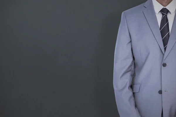 Uomo d'affari con distintivo contro grigio — Foto Stock