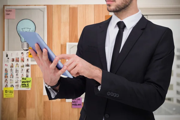 Hombre de negocios utilizando la tableta digital PC — Foto de Stock