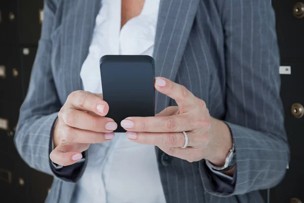 Affärskvinna ringer med smartphone — Stockfoto