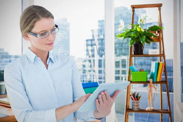 Geschäftsfrau nutzt Tablet-PC — Stockfoto