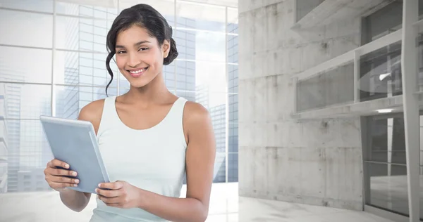 Lachende zakenvrouw met behulp van tablet — Stockfoto