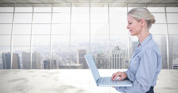 Donna d'affari utilizzando il computer portatile — Foto Stock