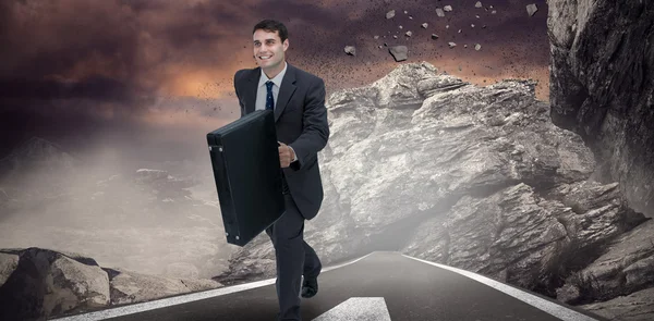 Un hombre de negocios sonriente apurado — Foto de Stock