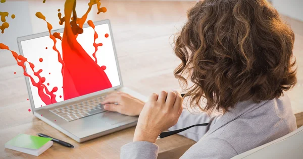 Pengusaha wanita menggunakan laptop di meja — Stok Foto