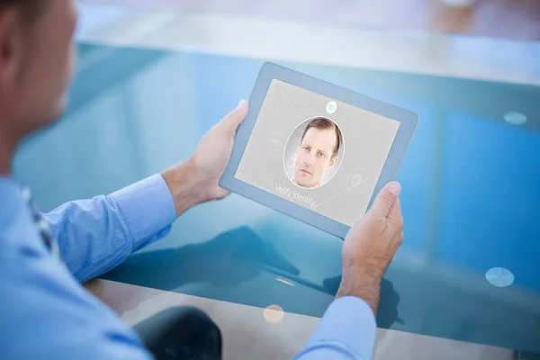 Zakenman met zijn Tablet PC — Stockfoto