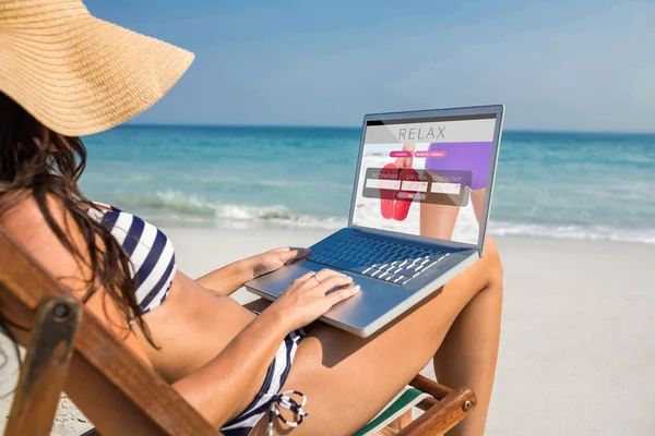 Pretty brunette using laptop — Stock Photo, Image