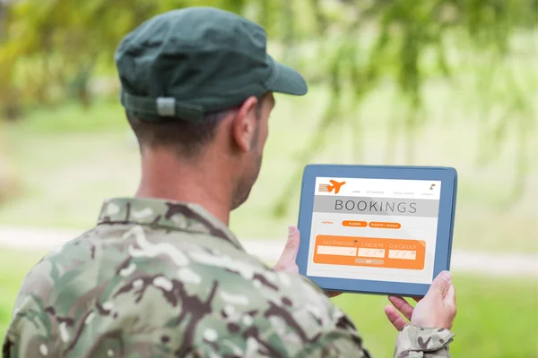 Homem do exército usando tablet — Fotografia de Stock