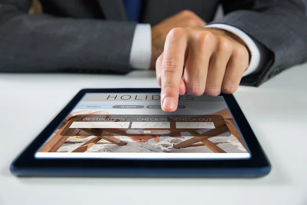 Empresario usando tableta digital — Foto de Stock